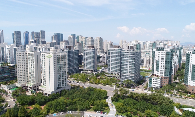 연수구가 전기차 화재로 인한 구민 안전과 불안감 해소를 위해 선제적으로 아파트 충전시설 이전 지원 등을 위한 구의회 원포인트 임시회를 열고 조례 개정과 함께 관련 예산을 확보했다